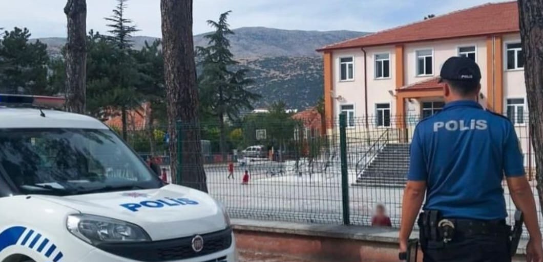 Okul Önlerinde Polis Nöbeti...