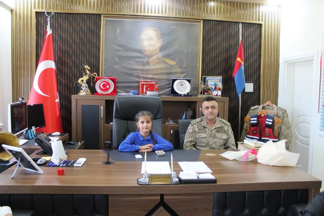 ​Erzin’de 23 Nisan Coşkusu: Jandarma Makamı Çocuklara Emanet!